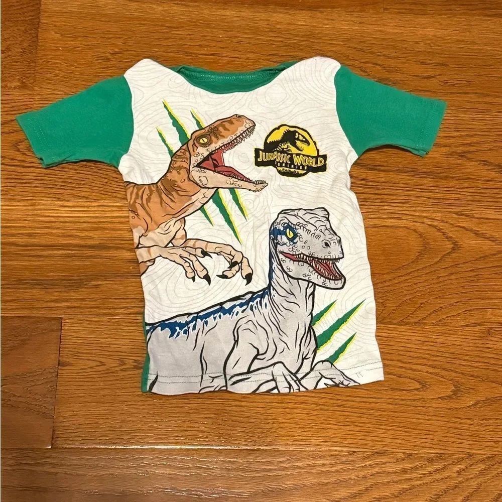 Jurassic World size 6 boys sleep shirt